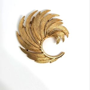 Vtg Signed Lisner Swirl Leaf Feather Pin Brooch Gold Tone Textured Metal MCM